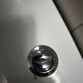 Banio’da Alınan Turkuaz Duru Klozetin Depo Kapağı Ve Basma Mekanizması Hatalı