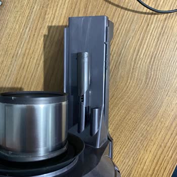 Serviste Oluşan Darbe Ve Deformasyonlu Dyson Süpürge İçin Tamir Ve Değişim Talebi