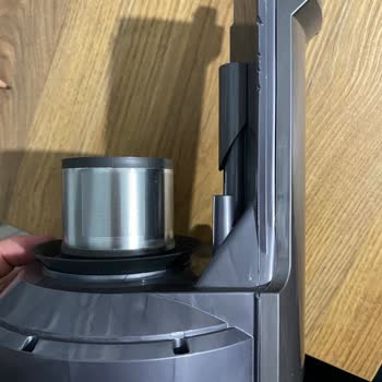 Serviste Oluşan Darbe Ve Deformasyonlu Dyson Süpürge İçin Tamir Ve Değişim Talebi