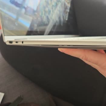 Media Markt'tan Aldığım Lenovo Yoga 7 Hafif Düşüşte Kırık Ekran Ve Bozulmuş Klavye