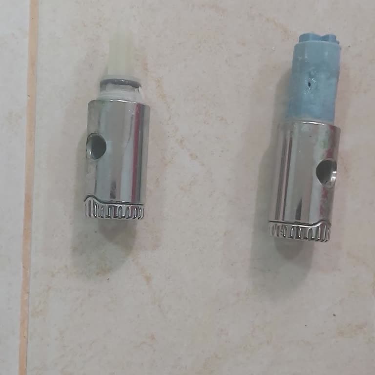 Klozet Kapak Menteşesi Deforme, Yedek Parça Bulunamıyor