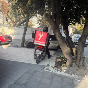 Kuryelerin Kaldırım İşgali Ve Hakaretleri