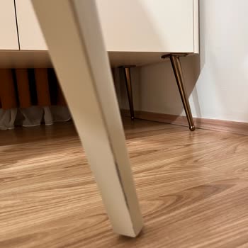 Masa Ayağında Eksik Vidalar Ve Sandalyelerde Boya Dökülmesi
