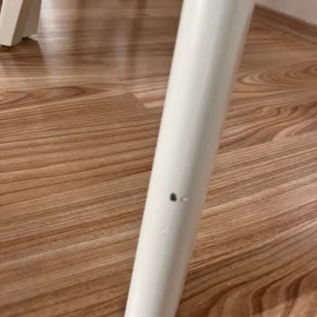 Masa Ayağında Eksik Vidalar Ve Sandalyelerde Boya Dökülmesi