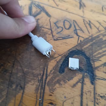 Öğretmenin Telefonu Alıp Şarj Aletini Kırması Ve Küfürlü Saldırısı