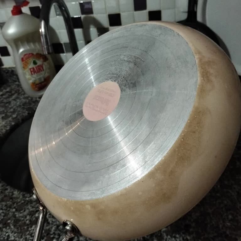 İlk Kullanımda Tavada Kararma Ve Renk Solması