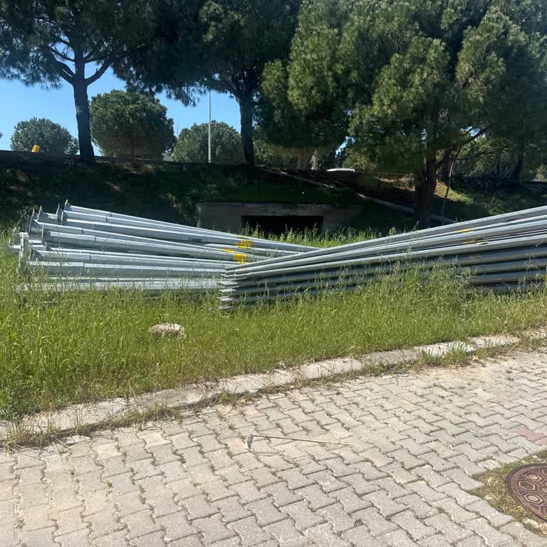 Gediz Elektrik’in Aydınlatma Direkleri Görüntü Kirliliği Ve Güvenlik Riski Oluşturuyor