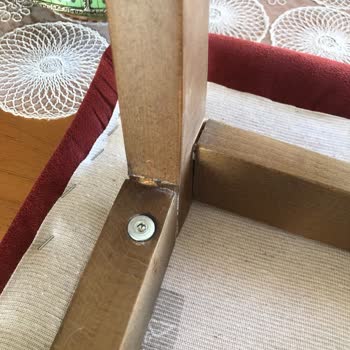 Kelebek Mobilya Sandalyeleri Yapışkan Parçalarından Ayrıldı Ve Tamir Edilemedi