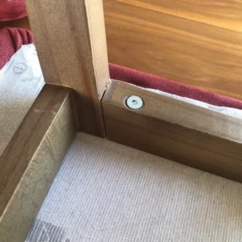 Kelebek Mobilya Sandalyeleri Yapışkan Parçalarından Ayrıldı Ve Tamir Edilemedi