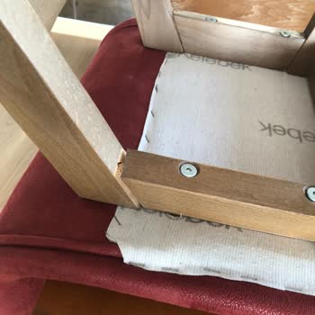 Kelebek Mobilya Sandalyeleri Yapışkan Parçalarından Ayrıldı Ve Tamir Edilemedi