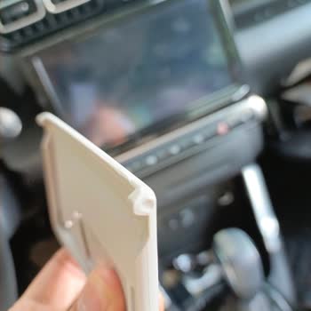 Garantili Aracımda El Freni Düğmesi Ve Güneşlik Ayna Kapağı Kırıldı, Ücret İstendi