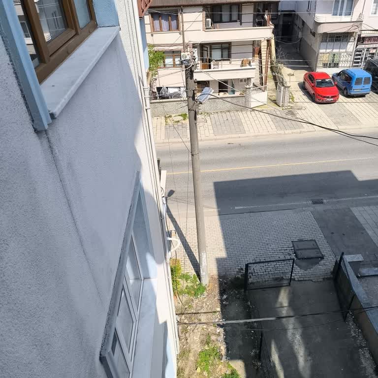 Aydınlatma Direği Mülkiyetimi Kapıyor Ve Trafik Güvenliğini Tehlikeye Atıyor