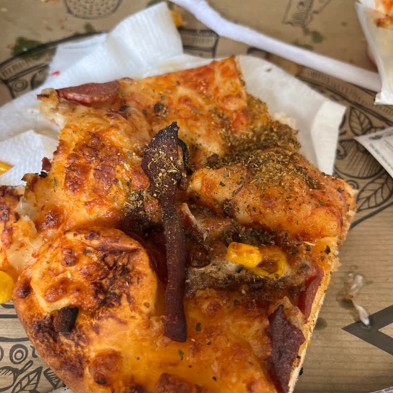 Sbarro Şubesinde Görseldeki Bol Pizza Yerine Az Malzeme Verildi