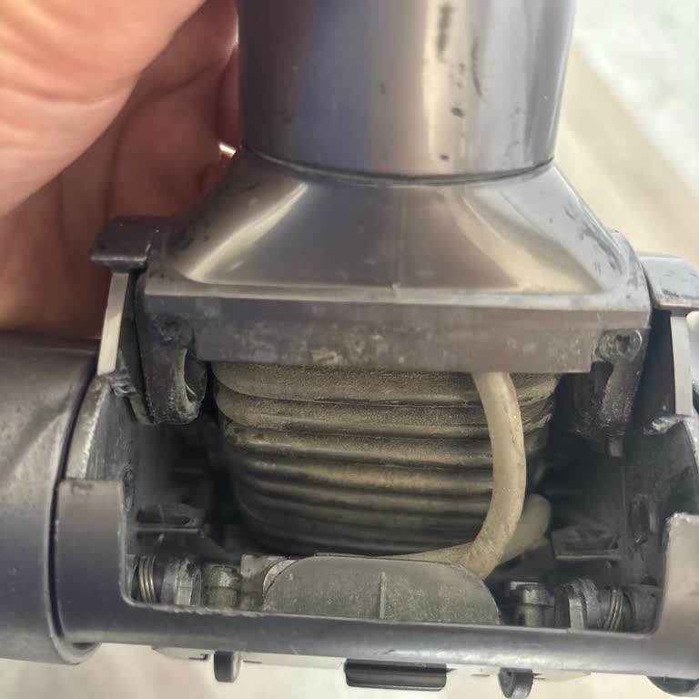 Garanti Süresindeki Dyson Süpürge Başlığı Kırıldı, Ücretsiz Değişim İsteniyor