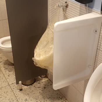 Burger King Konyaaltı Tuvaletindeki Elektrik Kabloları Yangın Ve Çarpma Riski