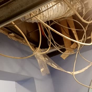 Burger King Konyaaltı Tuvaletindeki Elektrik Kabloları Yangın Ve Çarpma Riski