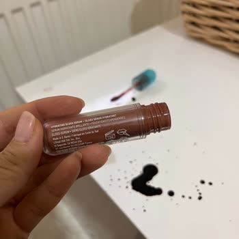 Nyx Professional Makeup  Dudak Parlatıcısından Siyah Sıvı Sızması