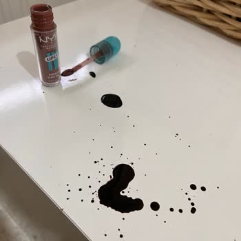 Nyx Professional Makeup  Dudak Parlatıcısından Siyah Sıvı Sızması