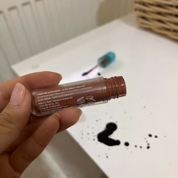 Nyx Professional Makeup  Dudak Parlatıcısından Siyah Sıvı Sızması