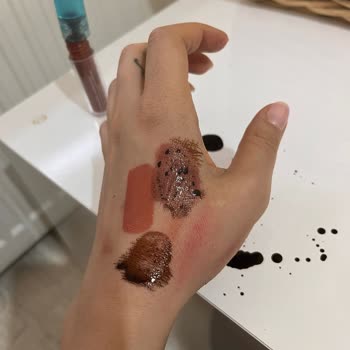 Nyx Professional Makeup  Dudak Parlatıcısından Siyah Sıvı Sızması