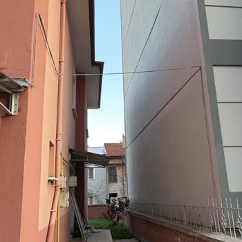 TurkNet’in Düzensiz Fiber Kablo Çekimi Bina Görünümünü Bozuyor Ve Güvenlik Riski Oluşturuyor