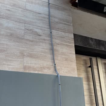 TurkNet’in Düzensiz Fiber Kablo Çekimi Bina Görünümünü Bozuyor Ve Güvenlik Riski Oluşturuyor