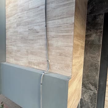 TurkNet’in Düzensiz Fiber Kablo Çekimi Bina Görünümünü Bozuyor Ve Güvenlik Riski Oluşturuyor