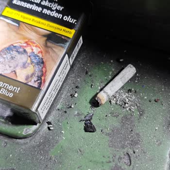 Parliament Night Blue Sigara Paketi Odun Parçası Gibi Sert Parçalar Ve Bozuk Tat İçeriyor