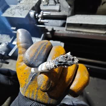 Parliament Night Blue Sigara Paketi Odun Parçası Gibi Sert Parçalar Ve Bozuk Tat İçeriyor