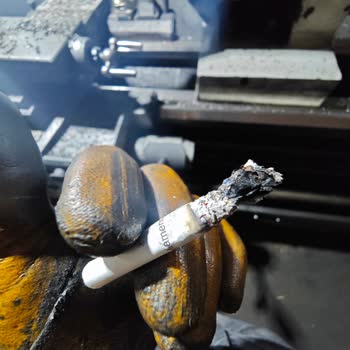 Parliament Night Blue Sigara Paketi Odun Parçası Gibi Sert Parçalar Ve Bozuk Tat İçeriyor