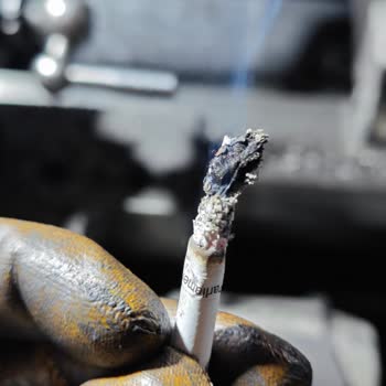 Parliament Night Blue Sigara Paketi Odun Parçası Gibi Sert Parçalar Ve Bozuk Tat İçeriyor