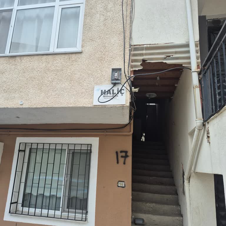 TurkNet'in Su Gideri Çevresinde Yetkisiz Kablo Sarılması Ve Dış Cephe Tadilatı Engeli