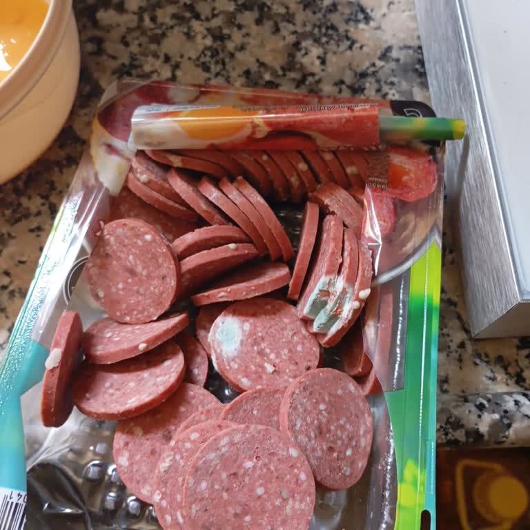 Üsküdar BİM Şubesinde Küflü Sucuk Ve Gıda Denetim Eksikliği