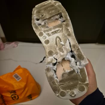 MP Ayakkabısı Bir Hafta İçinde Parçalandı, Mağaza Fiş Vermeyerek Sorumluluk Reddi