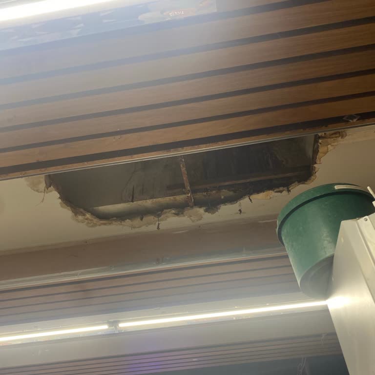 Onur Markette Sızıntı Yapan Tavan Hemen Onarılmalı