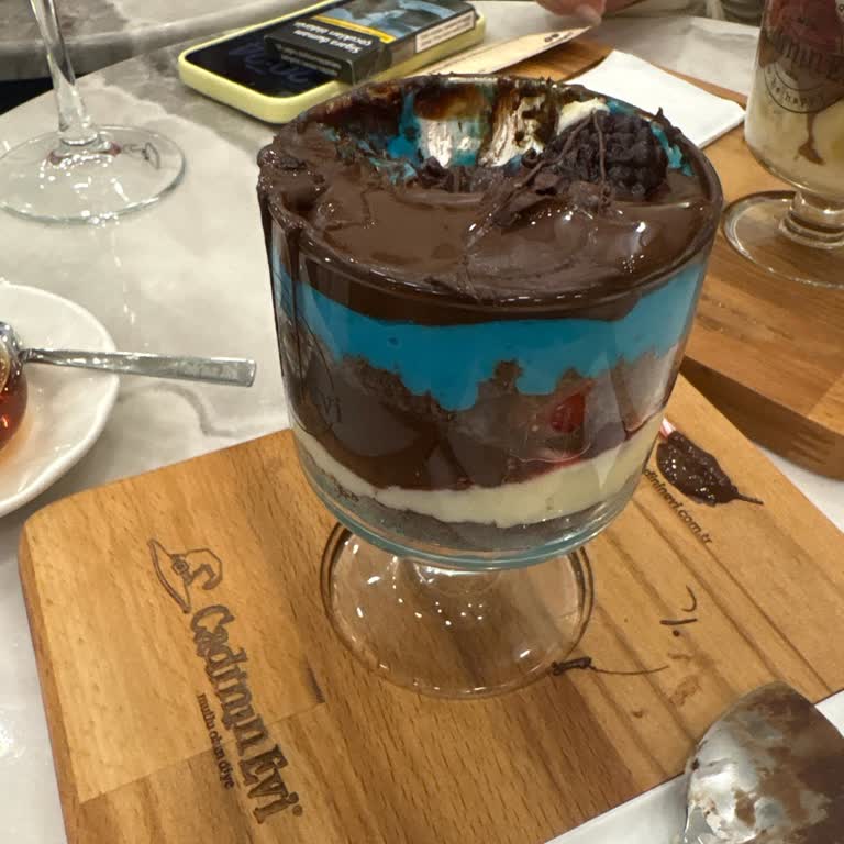 Cadının Evi Meram Şubesinde Çikolatalı Tatlı Bozuk Ve Sağlık Riski