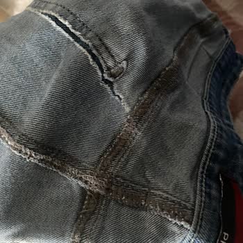 Mavi Kot Pantolonun Arka Cep Dikişinde Kumaş Yırtılması Ve Değişim Talebi