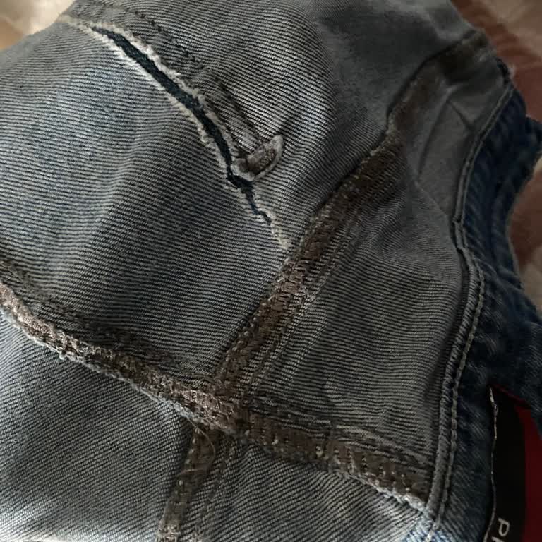 Mavi Kot Pantolonun Arka Cep Dikişinde Kumaş Yırtılması Ve Değişim Talebi