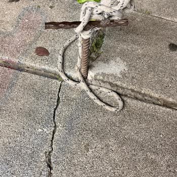 Küçükçekmece Pazar Satıcıları Kaldırıma Çaktığı Demir Çubuklarla Dükkan Girişini Engelliyor