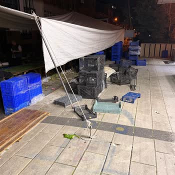 Küçükçekmece Pazar Satıcıları Kaldırıma Çaktığı Demir Çubuklarla Dükkan Girişini Engelliyor