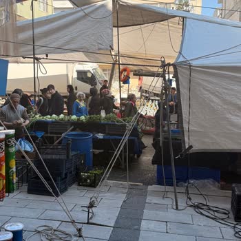 Küçükçekmece Pazar Satıcıları Kaldırıma Çaktığı Demir Çubuklarla Dükkan Girişini Engelliyor