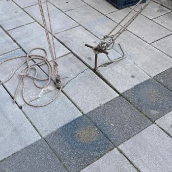 Küçükçekmece Pazar Satıcıları Kaldırıma Çaktığı Demir Çubuklarla Dükkan Girişini Engelliyor