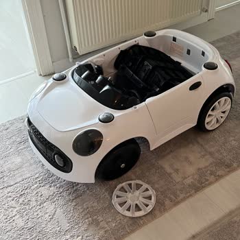 Kırık Gelen Oyuncak Araba İçin Uzayan İnceleme Ve Geciken İade