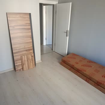 Kurulum Ekibi Yanlış Parçalar Nedeniyle Gardıropu Dağınık Bıraktı