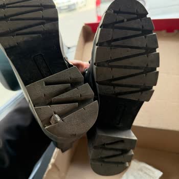 FLO Van AVM'de Kadın Botu Hızla Yırtıldı Ve Kalite Şikayetim