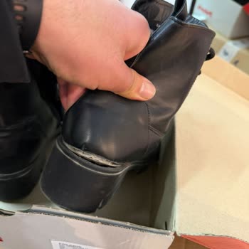 FLO Van AVM'de Kadın Botu Hızla Yırtıldı Ve Kalite Şikayetim