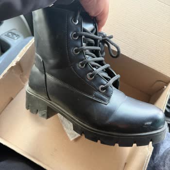 FLO Van AVM'de Kadın Botu Hızla Yırtıldı Ve Kalite Şikayetim