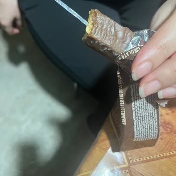 Migros Nugabar Çikolatasında Poşet Parçası Ve Sert Yapı Bulundu Acil İnceleme Talebi