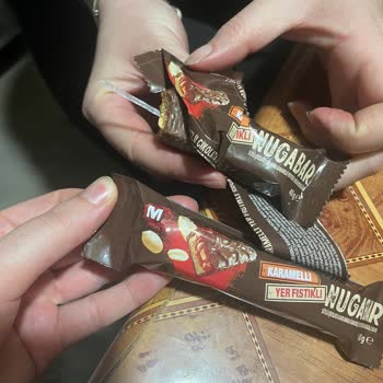 Migros Nugabar Çikolatasında Poşet Parçası Ve Sert Yapı Bulundu Acil İnceleme Talebi