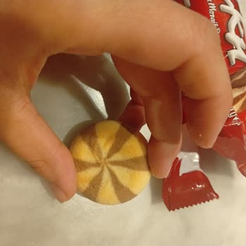 Eti Tutku Bisküvi Paketi İçinde Rengi Farklı Küçük Bisküvi Sorunu